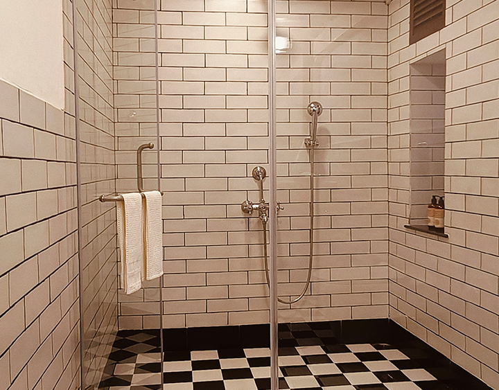 ab-salem-family-twin-room-bathroom-image-1