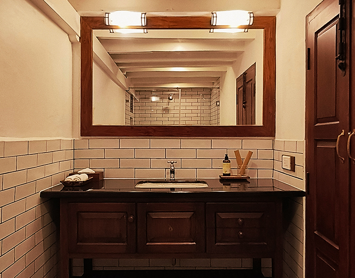 ab-salem-family-twin-room-bathroom-image-2