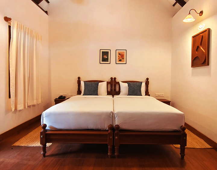 ezekiel-house-courtyard-room-image-1