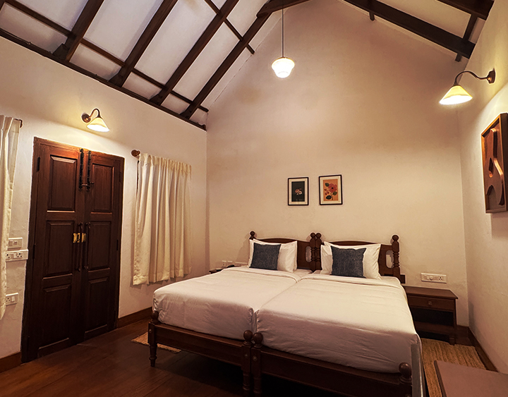 ezekiel-house-courtyard-room-image-2