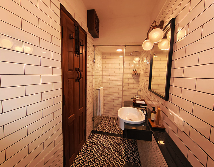 ezekiel-house-courtyard-room-image-3