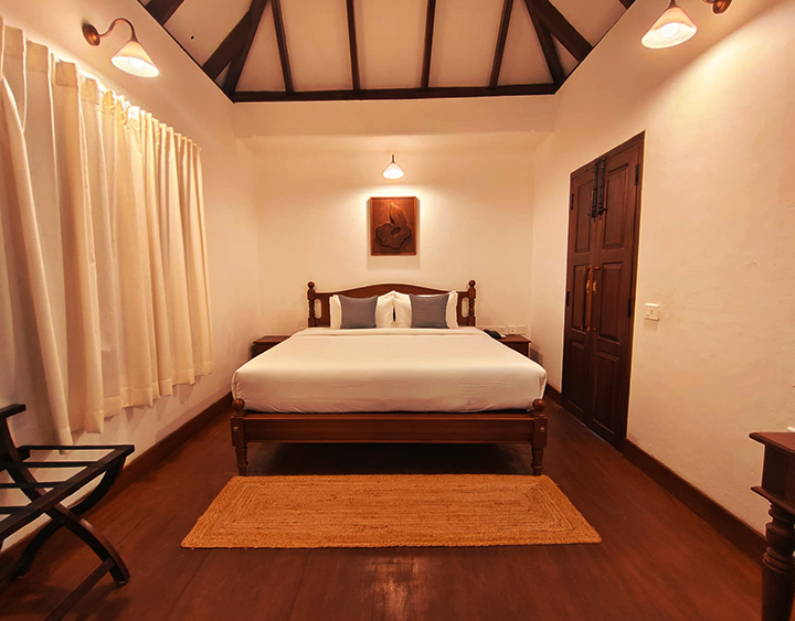 ezekiel-house-courtyard-room-image-5